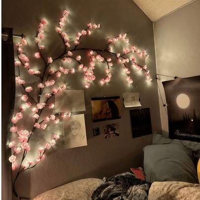 1 Dây đèn hình cành hoa anh đào, mềm mại và có thể uốn cong, 144 đèn LED, cấp nguồn bằng USB, 8 chế độ chiếu sáng, thích hợp trang trí phòng khách, phòng ngủ, văn phòng, sân vườn, đám cưới, tiệc tùng, quà tặng ngày Valentine, sinh nhật, ngày của Mẹ.