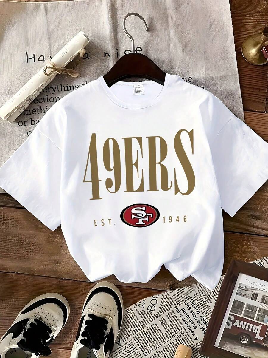San Francisco 49ers Logo T - Shirt, Golden Bold 'SAN FRANCISCO' Above '49ERS' With 'EST.1946' Below Red & White 'SF' Emblem, Casual Cotton Crew Neck T - Shirt For Fans - 白色 - 查看 1