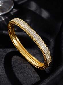 1 chiếc vòng tay mạ vàng 18K, thích hợp cho các dịp trang trọng như dạ hội và đám cưới. Một món quà thanh lịch và sang trọng dành tặng mẹ hoặc người yêu nhân dịp năm mới hoặc kỷ niệm. - Vàng - Xem 5