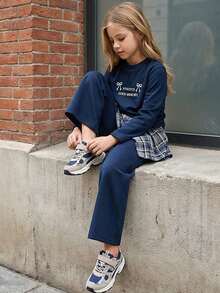 مجموعة قطعتين من البنات الصغيرات، تصميم رياضي كاجوال بطباعة حرفية وطيات جانبية، سترة بأكمام طويلة وبنطال ساق واسعة، ديكور مخطط، مناسب للبنات للارتداء اليومي في فصلي الخريف والشتاء - أزرق بحري - مشاهدة 3
