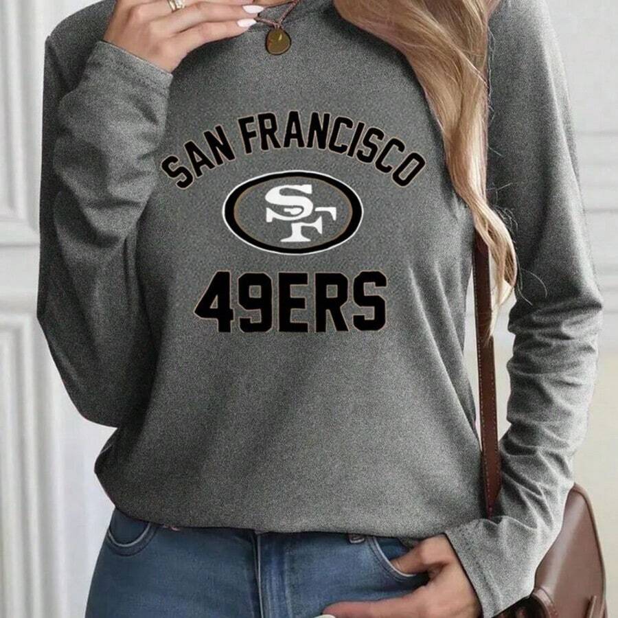 Womens San Francisco 49ers Logo Long Sleeve Shirt - Black Casual Long - Sleeve Top With Team Text Emblem, Blue Jeans Outfit, White Nail Polish, Gold Necklace, Brown Leather Crossbody Bag - Perfect For 49ers Fans And Sports Enthusiasts - 深灰色 - 查看 1