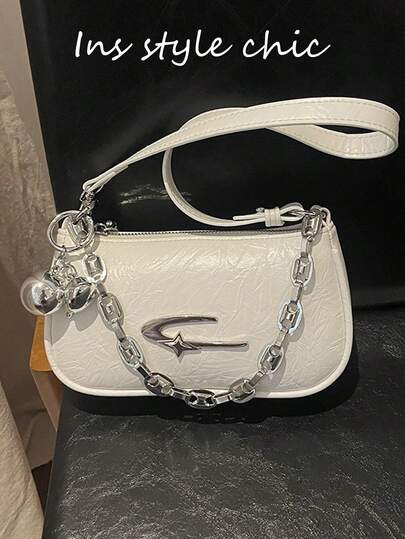 新款时尚女士单肩包，蜡面皮革法棍包，金属链条装饰设计，吊坠装饰设计，适合旅行、度假、购物和聚会。