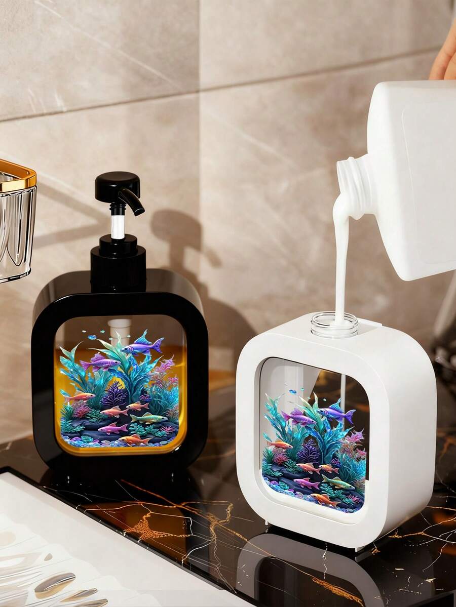 Bình đựng đồ dùng phòng tắm sáng tạo với hình ảnh cây thủy sinh và cá nhiều màu sắc ngộ nghĩnh, thích hợp cho phòng tắm, nhà bếp và bồn rửa, tuyệt vời để đựng xà phòng rửa tay, sữa tắm, kem dưỡng da và các phụ kiện phòng tắm khác.