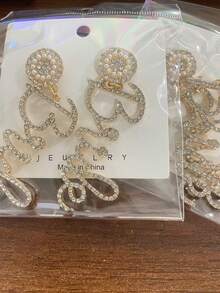 一对精致的“新娘”字母串珠耳环，适合婚礼、伴娘或赠送朋友；一对仿珍珠“新娘”字母耳环，红色新娘耳环，新娘耳环配饰，适合日常佩戴、婚礼、蜜月、单身派对、结婚礼物；奢华闪亮的水钻——为复古服装和围巾增添迷人点缀——时尚百搭 - A - 查看 10