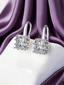 MONALLY Pendientes elegantes y clásicos de gota con corte de princesa y circonita cúbica plateada en plata para mujer, hipoalergénicos, perfectos para bodas, bailes de graduación y uso diario, un regalo atemporal para ella - Gancho para la oreja - Ver 5