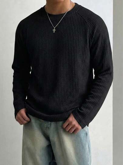 男士黑色圆领长袖罗纹针织卫衣T恤，触感柔软，宽松版型，可单穿或叠穿，休闲简约风格，可机洗，适合日常通勤穿着，尽显复古绅士风范。