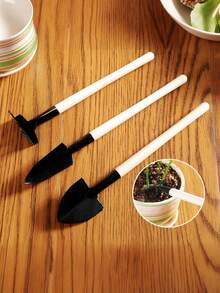 三件套木柄园艺工具，轻便符合人体工学，适用于移植、松土、种植等园艺工作，是家庭花园、庭院和露台的理想之选。 - 均碼 - 查看 10