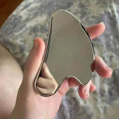 2件套面部刮痧按摩工具：1个双头按摩滚轮，1个心形刮痧板，面部按摩可减轻浮肿，舒缓滋养肌肤，令肌肤容光焕发。