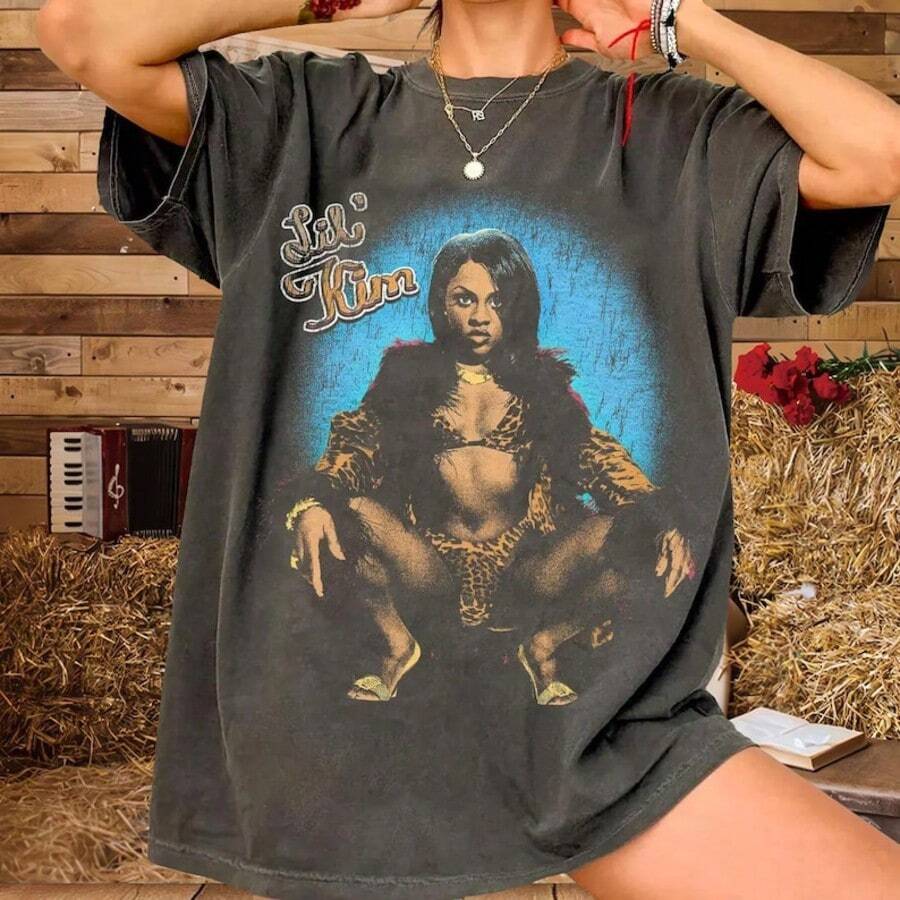 Lil' Kim Inspired T-Shirt _ Iconic 90s Hip Hop Graphic Tee _ Bold Rap Streetwear Shirt _ Fan Made Mu - 黑色 - 查看 1