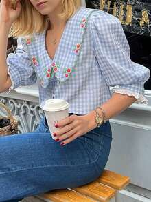 女士蓝色格子长袖彼得潘领衬衫，饰有荷叶边和刺绣细节，常规版型，适合日常和度假穿着，春夏皆宜。 - 藍色 - 查看 3