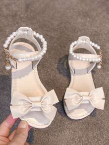 1 Pair Girls' White Flat Sandals, Made Of Soft PU Material, Decorated With Butterfly Pattern, Minimalist Pearl And Metal Buckle Design, Open Toe Style, Lightweight And Fashionable, Suitable For Girls Aged 3-15, Ideal For Casual, Party, Beach, Holiday Activities, Spring/Summer 2026 - Beige - View 1