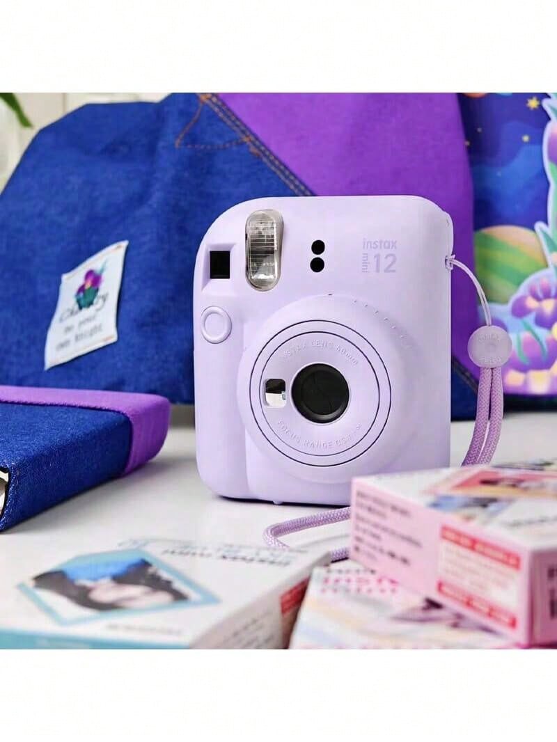 FujiFilm تتميز كاميرا mini12 الفورية بمفتاح تشغيل دوار، وإمكانية تبديل الأوضاع بضغطة زر واحدة، وتصحيح محسّن للتباين، وضبط تلقائي للإضاءة، وهي سهلة الاستخدام حتى للمبتدئين. بوزنها الخفيف الذي لا يتجاوز 306 غرامات، تُعدّ مثالية لالتقاط الصور اليومية. - أرجواني - مشاهدة 1