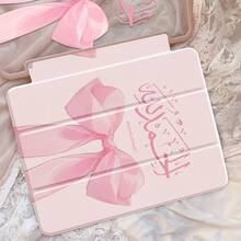 这款可爱的卡通动漫粉色蝴蝶结字母双面彩色亚克力透明水晶后盖，防震耐用，适用于第7、8（10.2英寸）和第10代iPad。它内置笔槽，支持睡眠/唤醒功能，并且可以折叠成多种支架形状，是绝佳的节日礼物。 - 彩色 - 查看 3