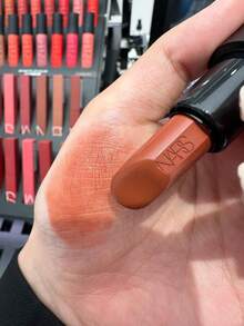 أحمر شفاه من ماركة NARS رقم 803، مناسب للمكياج اليومي، ويمكن إهداؤه كهدية لصديقتك - حرارة الجسم - مشاهدة 2