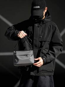 男士轻便单肩小方包，简约宽肩带防水斜挎包 - 灰色 - 查看 4