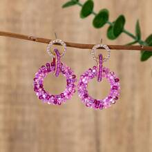 一对波西米亚复古串珠多层吊坠耳环，手工制作的多层圈形设计，饰以人造水晶，适合节日、派对和日常佩戴，完美融合了手工技艺、复古魅力和现代风格，旨在让您在任何场合都成为焦点，纯手工制作，形状、颜色和图案位置略有不同。 - 紫丁香色 - 查看 1