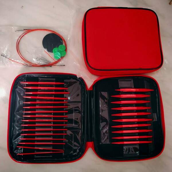 Zestaw 13 wymiennych drutów okrągłych do robienia na drutach z etui – ergonomiczne aluminiowe druty z podwójnym ostrzem, oznaczone kolorami i etykietami, lekkie i wytrzymałe, odpowiednie do robienia na drutach, szydełkowania i tkania – idealne dla początkujących i doświadczonych rzemieślników