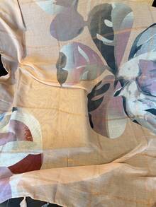 2026新款女士轻薄长围巾，金色丝线镶嵌，抽象艺术印花，流苏装饰，遮阳披肩，可作头巾和面纱使用，四季皆宜的配饰 - 粉色 - 查看 5