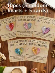 一张心形礼品卡兼贺卡，饱含爱意，搭配小饰品（或钥匙扣），是送给男士的创意贴心礼物。卡片采用口袋式设计，印有鼓励、安慰（或个性化）的祝福语，为您的礼物增添独特的个人心意。