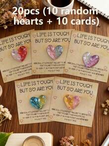 一张心形礼品卡兼贺卡，饱含爱意，搭配小饰品（或钥匙扣），是送给男士的创意贴心礼物。卡片采用口袋式设计，印有鼓励、安慰（或个性化）的祝福语，为您的礼物增添独特的个人心意。