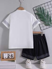 Set de 2 piezas Ropa casual de salida para niños con diseño de botones de cuello alto y manga corta con estampado de moda y pantalones cortos de cintura elástica con cordón falso, primavera/verano - Blanco - Ver 2