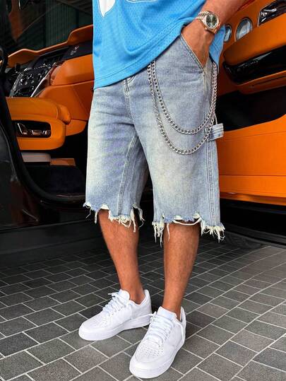 Quần short denim màu xanh nhạt, ống đứng, kiểu dáng thường ngày với gấu quần rách bất đối xứng và bạc màu tự nhiên, phong cách thời trang đa năng phù hợp cho mọi mùa.