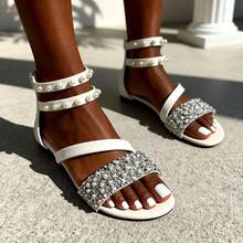 Un par de sandalias de mujer con tira de tobillo de perlas, parte superior con strass y cuentas, planas, de punta abierta, ligeras, de PU, elegantes, blancas, para fiesta - Blanco - Ver 2