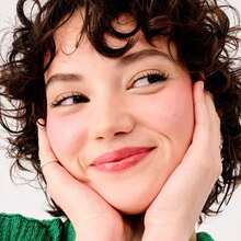 Benefi t Cosmetics Dandelion Baby-Pink Brightening Blush: este polvo facial transparente de color rosa bailarina transforma tu cutis apagado en radiante. - Diente de león - Ver 4