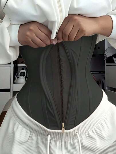 一件性感黑色束身胸衣，配有可调节腰带，塑形显瘦，适合假日派对穿着