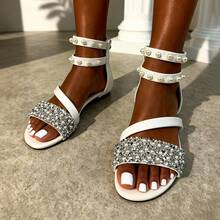 Un par de sandalias de mujer con tira de tobillo de perlas, parte superior con strass y cuentas, planas, de punta abierta, ligeras, de PU, elegantes, blancas, para fiesta - Blanco - Ver 4