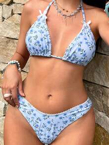 Bộ bikini hai mảnh cổ yếm họa tiết hoa nhí màu xanh nhạt dành cho nữ, kiểu dáng thanh lịch, điểm nhấn là nơ và viền ren, thích hợp cho kỳ nghỉ hè, tiệc bãi biển, dự đám cưới, nghỉ dưỡng, tiệc bể bơi, du lịch nghỉ lễ, hoặc kỳ nghỉ bên bờ biển. - Nhiều màu - Xem 2