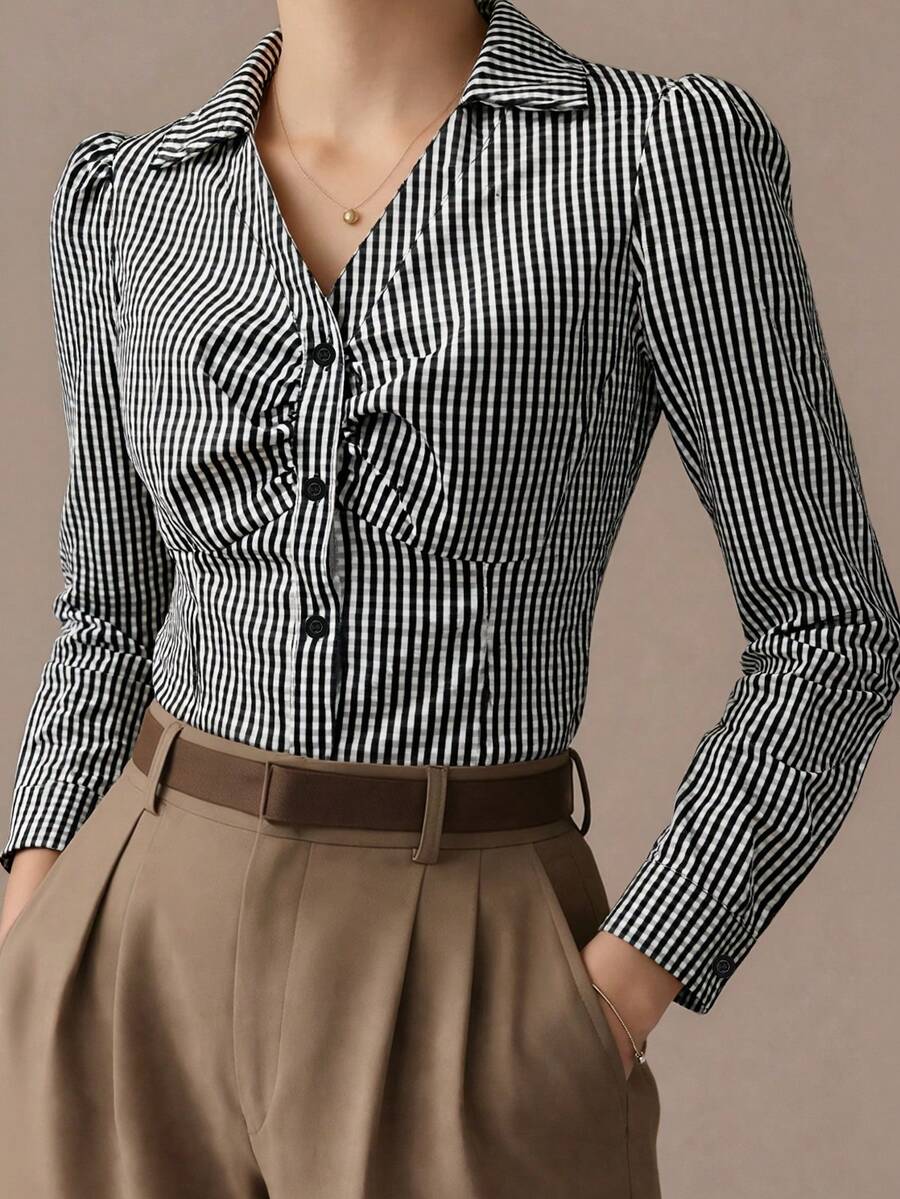 Áo sơ mi cổ chữ V xếp ly mới, kiểu dáng thắt eo, kẻ sọc, cài cúc phía trước, vạt áo xếp ly, thích hợp cho mùa xuân. - Đen và trắng - Xem 1