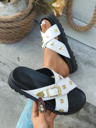 2026春季新款平底女拖鞋，简约大码铆钉罗马凉鞋，时尚户外女士凉鞋