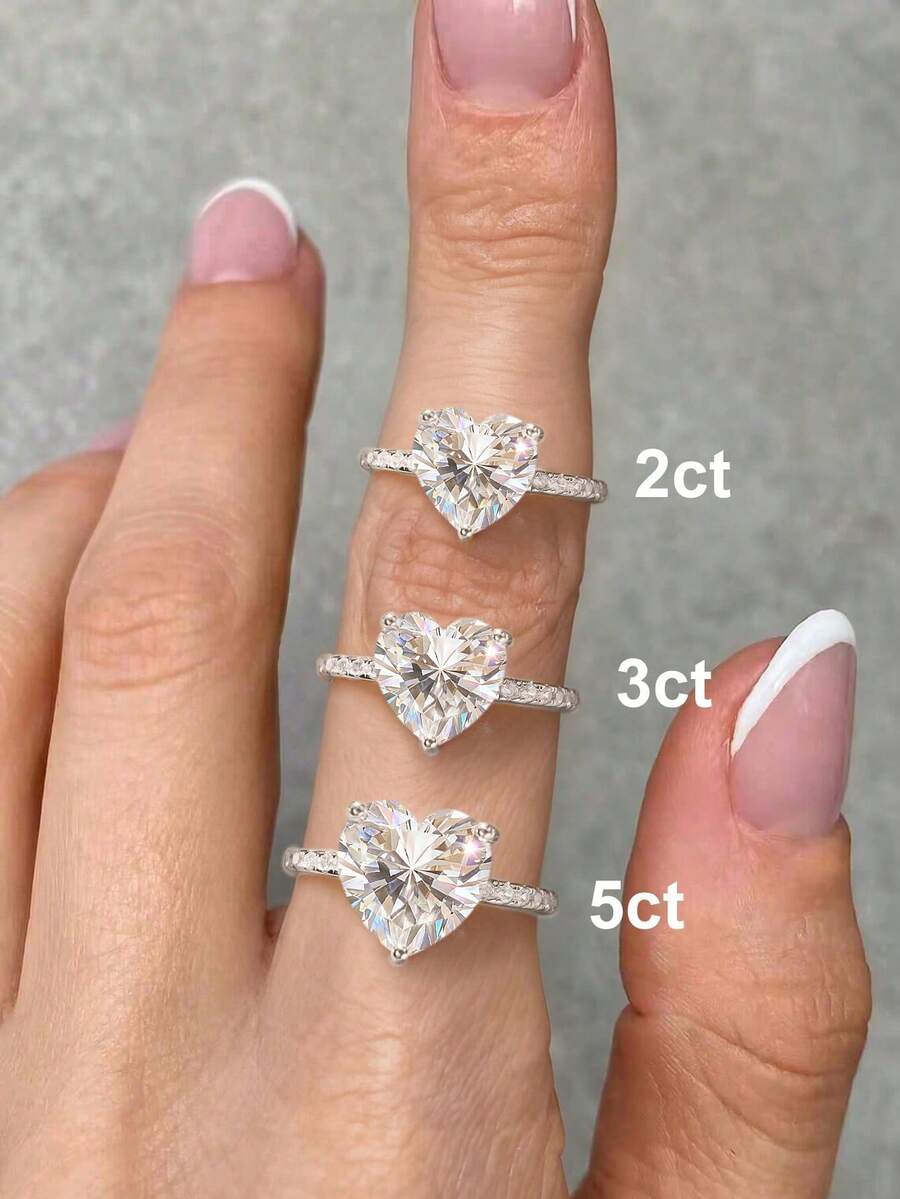 Anel feminino elegante e charmoso com zircônia cúbica em formato de coração de 2 quilates, em prata de lei 925. Ideal para bailes, festas e outras ocasiões. Uma joia requintada e um ótimo presente para mulheres.