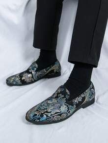1. 刺绣时尚乐福鞋，男士办公正装一脚蹬鞋 2. 男士商务正装皮鞋，黑色一脚蹬新郎鞋，适合春季婚礼，也可用作发型师鞋 3. 舒适软底休闲商务鞋 4. 蓝色印花休闲正装鞋，秋冬休闲绅士时尚平底鞋 5. 经典复古休闲鞋，男士软皮婚礼鞋 6. 夏季舒适一脚蹬穆勒鞋 - 藍色 - 查看 8
