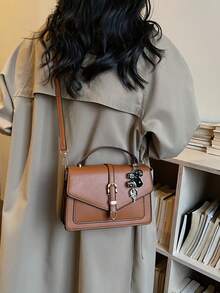 Túi vuông bằng da PU màu nâu trơn mới, trang trí bằng mặt dây chuyền hình xúc xắc. Có khóa nam châm chắc chắn, tay cầm phía trên và dây đeo vai có thể điều chỉnh để đeo vai, đeo chéo hoặc xách tay. Thiết kế chần bông, phù hợp cho phụ nữ đi làm, đi chơi, hẹn hò và đi làm hàng ngày. - màu nâu - Xem 4