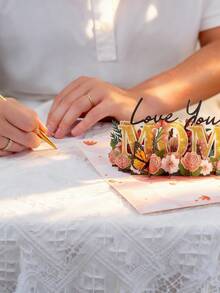 1张3D立体弹出式母亲节贺卡，饰有闪亮金色“妈妈”字样、蝴蝶和花朵图案，是一款适合送给妈妈、奶奶、妻子的精美贺卡，也可作为手工生日礼物。 - 彩色 - 查看 7