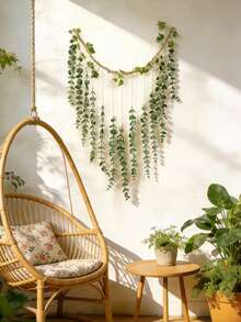 一款精致的装饰挂件，风格自然。饰以栩栩如生的仿真叶片，点缀着常春藤般的绿植。是热爱自然的房主或室内设计爱好者的理想之选，可用于装饰客厅、卧室或活动空间，增添一抹绿意和质朴魅力。