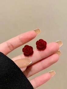 一对小巧优雅的复古红色植绒玫瑰花耳环，适合女性在休闲、节日或约会等场合佩戴。 - 玫瑰花 - 查看 6