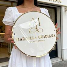 Letrero personalizado para salón con fondo blanco y letras doradas, incluye todo el material de montaje. Letrero de negocio de oficina, letrero de logotipo personalizado, letrero de negocio al aire libre, decoración de salón de belleza, logotipo de boutique personalizado, logotipo 3D de negocio, letrero moderno de acrílico, letrero de logotipo personalizado, letrero de logotipo redondo de acrílico, letrero de logotipo de negocio, letrero de salón, letrero para negocio, letrero de negocio de acrílico - Multicolor - Ver 9