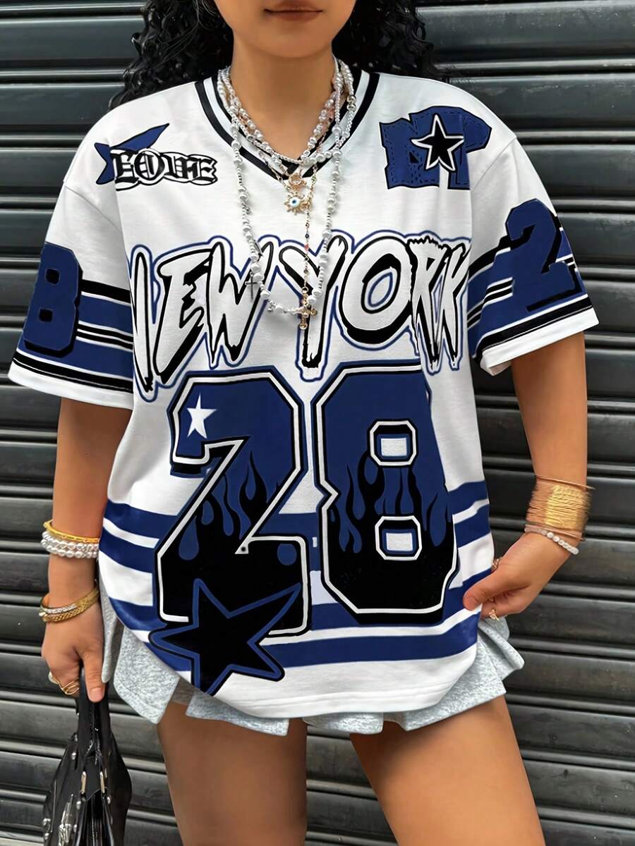 Large Women'S Casual Loose Short Sleeved T-Shirt | Retro Sports Jersey Style With "NEW YORK" Graffiti Print, Number 28 With Flames And Stars, Contrasting Color Design, V-Neck, Medium Stretch Fabric, Regular Length For Daily Wear - 藍色 - 查看 1