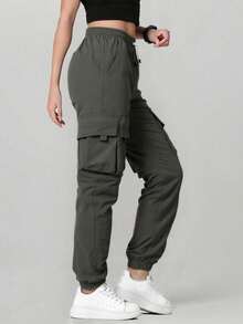 女士休闲工装裤，适合春夏穿着，轻便透气，配有大口袋，适合日常休闲穿着。