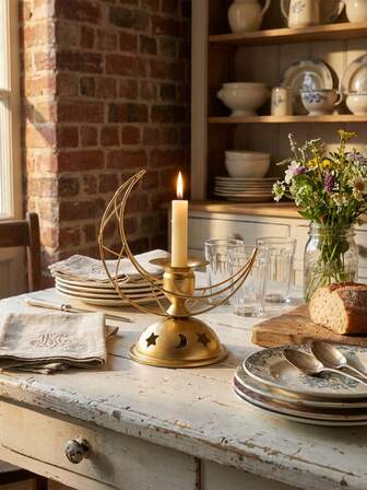 1 st/set metallljusstake med infällda stjärnor och måne. Tillverkad av metalltråd och en metallbas, har denna ljusstake en minimalistisk modern design. Dess form är en halvmåneformad ihålig ram med infällda stjärnformade dekorationer.