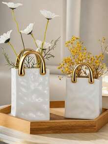 Vaso de Bolsa de Compras Branca com Alça Dourada - Design Minimalista Moderno, Ideal para Estante da Sala de Estar, Mesa de Centro e Mesa de Jantar. Pode Acomodar Flores Frescas ou Flores Artificiais, como Tulipas, Adicionando um Toque Estiloso e Elegante, um Vaso Decorativo Chique e Popular para Decoração Interna. Adequado para Sala de Estar, Quarto, Escritório, Casamento, Atmosfera de Feriado, Dia dos Namorados, Presente de Casamento, Melhor Presente de Feriado, Decoração de Prateleira de Exibição, Presente de Aniversário, Presente de Formatura, Etc. Item Decorativo Pequeno e Requintado, Especialmente Projetado para Mesa, Estante e Pequenos Espaços. - A - Visão 8
