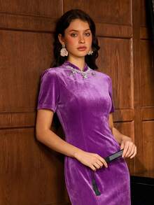 女士优雅新款中式旗袍连衣裙 - 立领短袖设计，饰以串珠花卉图案 - 修身剪裁，适合晚宴、婚礼、公司活动、正式晚宴等正式场合。 - 紫色 - 查看 2