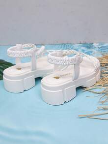 1双2026新款儿童舒适透气交叉绑带露趾松紧带平底踝带白色厚底凉鞋，适合夏季日常/海滩郊游、校园等场合。 - 白色 - 查看 5