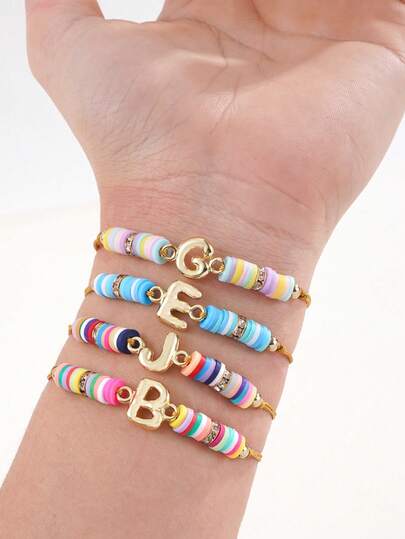 1条锌合金26字母吊坠可调节手链，适合女孩、家人、朋友，可作生日礼物、日常佩戴（随机软陶颜色）