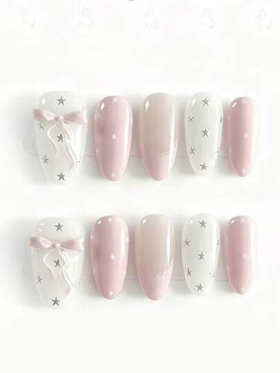 Bộ 10 móng tay mang tên Pink Star Dream Veil. Bộ móng này kết hợp giữa màu hồng phấn nhẹ nhàng, trắng ngà thanh thoát và màu nude trong suốt, được điểm xuyết bằng những chiếc nơ hồng 3D xinh xắn, những ngôi sao bạc lấp lánh và những chấm bi tinh tế. Bảng màu pastel nhẹ nhàng và những chi tiết lãng mạn tạo nên một vẻ đẹp mộng mơ, huyền ảo - hoàn hảo cho những ai yêu thích nghệ thuật vẽ móng lấy cảm hứng từ truyện cổ tích, với nét duyên dáng nhẹ nhàng và kỳ diệu.