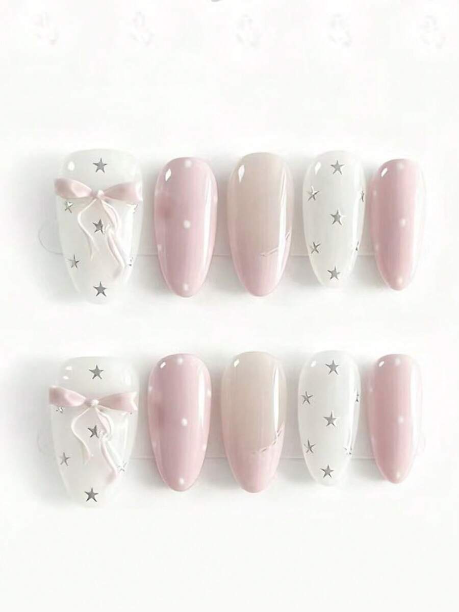 Bộ 10 móng tay mang tên Pink Star Dream Veil. Bộ móng này kết hợp giữa màu hồng phấn nhẹ nhàng, trắng ngà thanh thoát và màu nude trong suốt, được điểm xuyết bằng những chiếc nơ hồng 3D xinh xắn, những ngôi sao bạc lấp lánh và những chấm bi tinh tế. Bảng màu pastel nhẹ nhàng và những chi tiết lãng mạn tạo nên một vẻ đẹp mộng mơ, huyền ảo - hoàn hảo cho những ai yêu thích nghệ thuật vẽ móng lấy cảm hứng từ truyện cổ tích, với nét duyên dáng nhẹ nhàng và kỳ diệu. - Màu Hồng baby - Xem 1