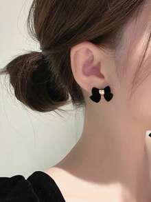 1 paire de boucles d'oreilles à clous élégantes de style français rétro et de luxe avec un nœud papillon, convenant pour le port quotidien et les vacances des adolescentes - Arc - Voir 3
